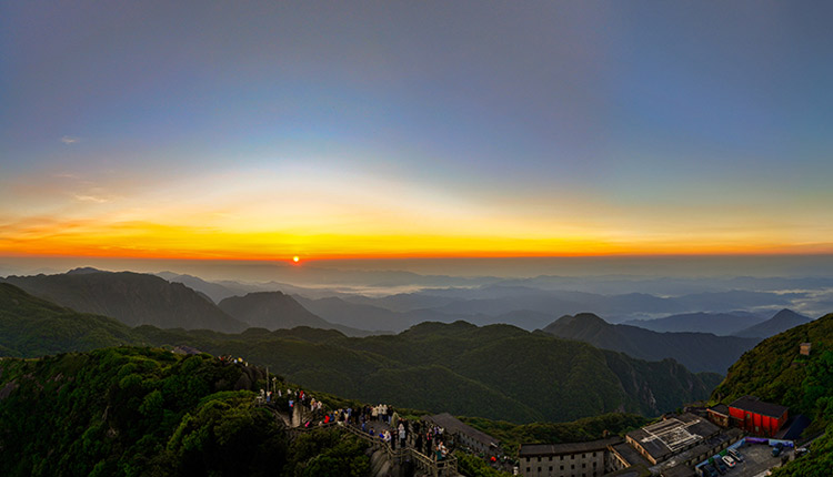 广西桂林：云海之上的金色晨曦